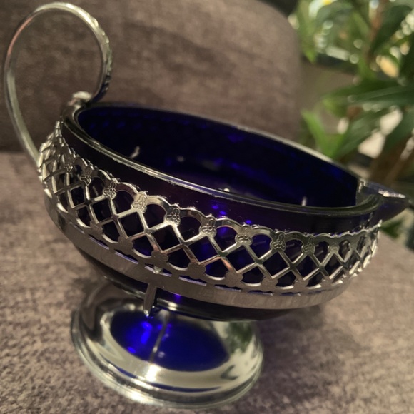 Vintage Cobalt blue sugar and cream bowls in silver plate basket - Picture 2 of 5